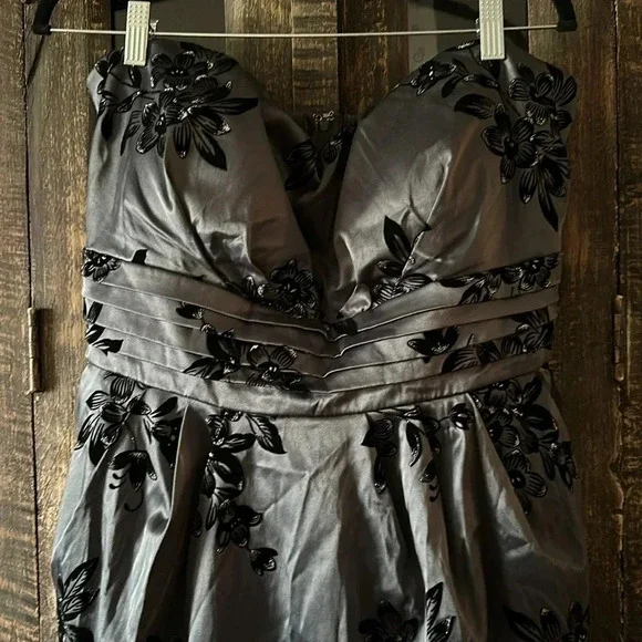 Snap Gray w/ black velvety & silver sparkle Strapless dress 22W EUC w/
Pockets! - Picture 2 of 5